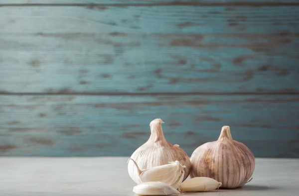 Knoblauch auf Holztisch — Stockfoto