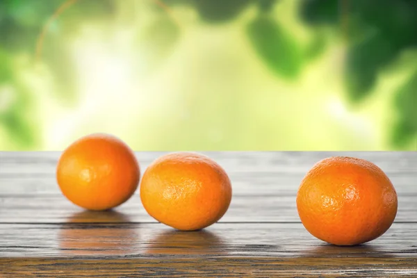 Mandarinen auf dem Tisch im Garten — Stockfoto