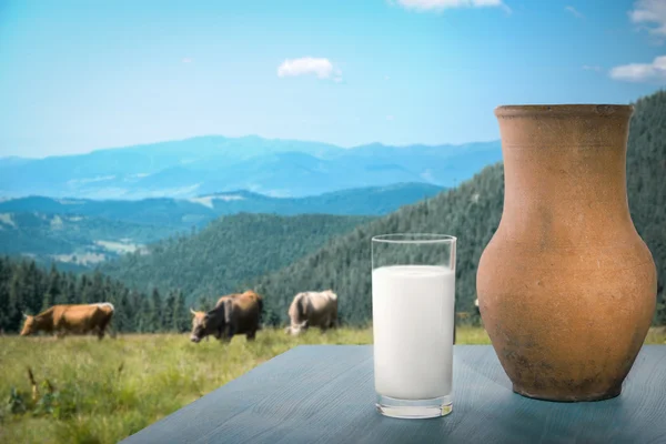 Mjölk på bordet med berg — Stockfoto