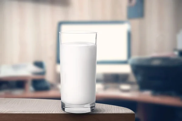 테이블에 우유의 유리 — 스톡 사진