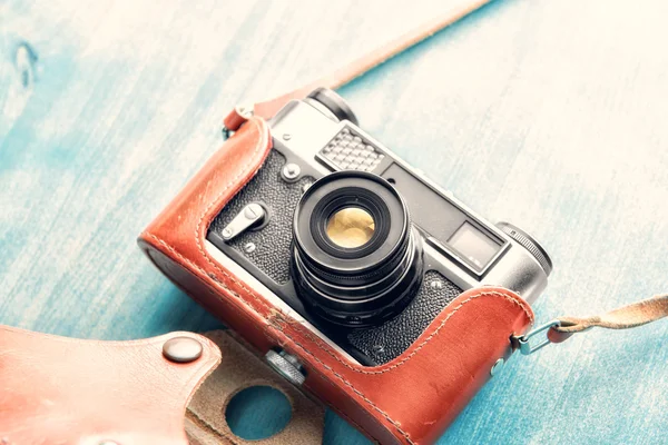 Câmera vintage na mesa azul — Fotografia de Stock