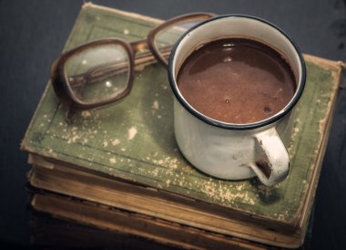 Sıcak çikolata ve kitaplar