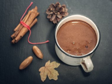 Demir mug içinde sıcak çikolata