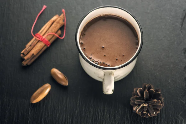 Chocolate quente em caneca de ferro — Fotografia de Stock