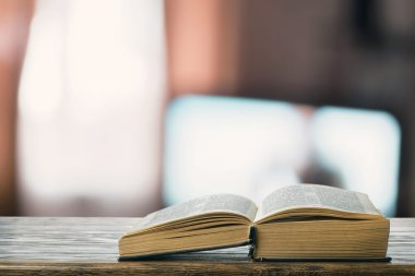 kalın bir kitap aç