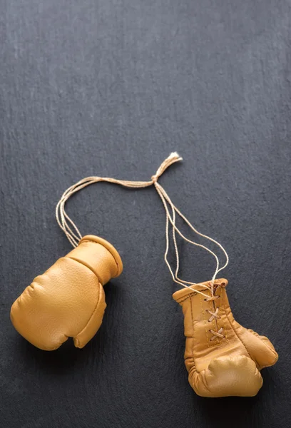 Luvas de boxe no fundo grunge — Fotografia de Stock