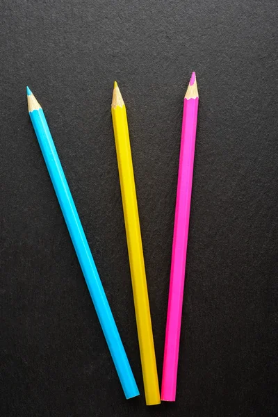 Crayons colorés sur noir — Photo
