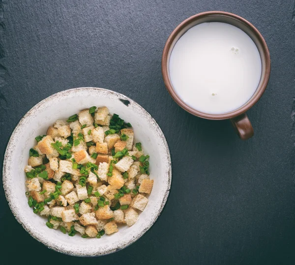 Croutons en tazón con leche — Foto de Stock