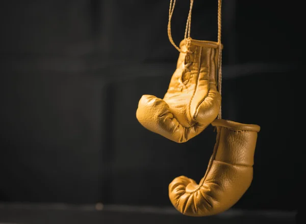 Luvas de boxe no fundo escuro — Fotografia de Stock