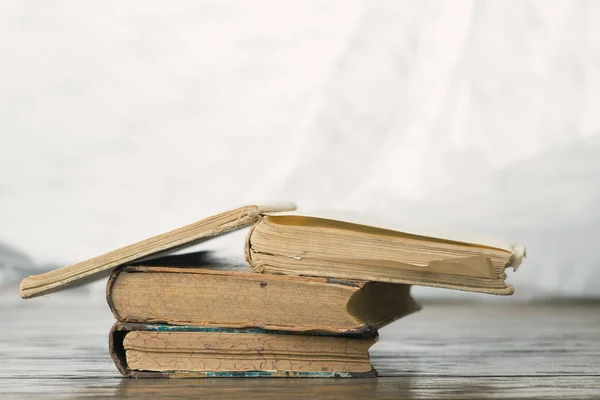 Livros antigos na mesa — Fotografia de Stock