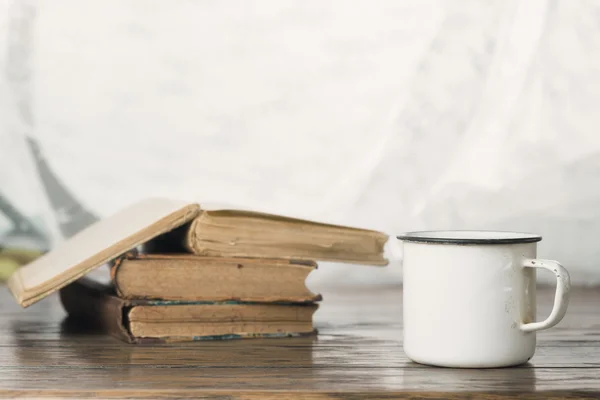 Böcker på bord med kopp — Stockfoto