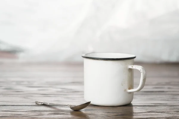 Caneca e colher na mesa — Fotografia de Stock