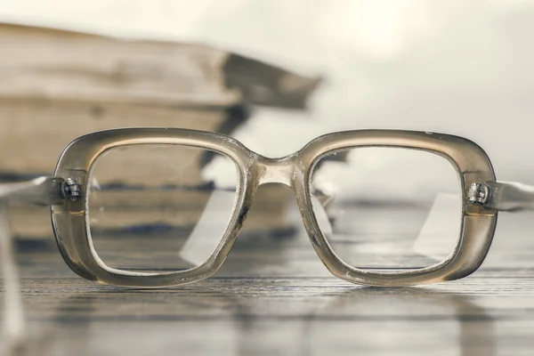 Gafas y libros sobre mesa — Foto de Stock