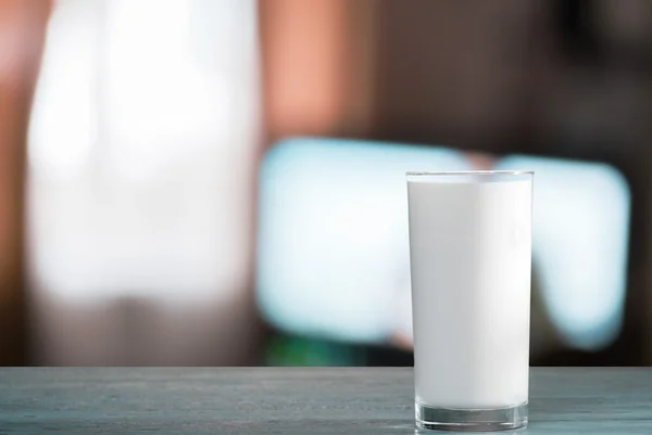 Tahta masada bir bardak süt. — Stok fotoğraf
