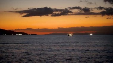 Denizin üzerinde gün doğumu ve güzel bulutlar.