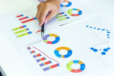 Ev işi, iş adamı elleri çalışma masası ev ofisi ve iş raporları hakkında bilgi aramak için kağıt yığınları içinde çalışıyor.. 