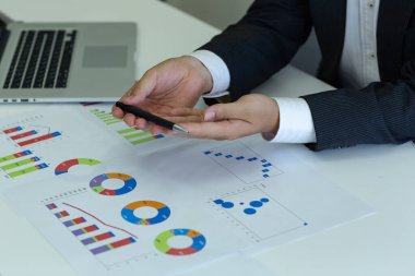 Ev işi, iş adamı elleri çalışma masası ev ofisi ve iş raporları hakkında bilgi aramak için kağıt yığınları içinde çalışıyor.. 