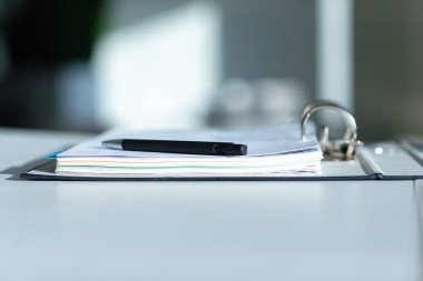 İş zekası konsepti, çizelgeler ve veriler üzerinde çalışan insanlardan oluşan bir ekip, ofiste buluşmalar, grafik analizleri.