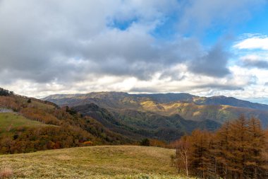 Romanya 'nın güzel kırsal kesiminin manzarası. Güneşli bir öğleden sonra. Dağlardaki harika bahar manzarası. 
