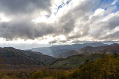 Romanya 'nın güzel kırsal kesiminin manzarası. Güneşli bir öğleden sonra. Dağlardaki harika bahar manzarası. 