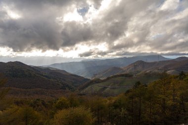 Romanya 'nın güzel kırsal kesiminin manzarası. Güneşli bir öğleden sonra. Dağlardaki harika bahar manzarası. 