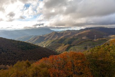 Romanya 'nın güzel kırsal kesiminin manzarası. Güneşli bir öğleden sonra. Dağlardaki harika bahar manzarası. 