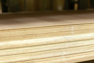 Arkaplan ve dekorasyon için sıcak kahverengi tonda, dokusu ve pürüzlü yüzeyi olan güzel tahta bloklar..