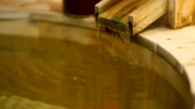 Onsen, su ahşap küvete akıyor. BGM resmini gevşet.