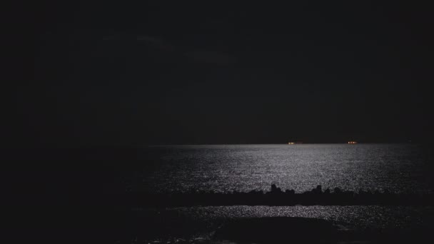Πανσέληνος Ανατέλλει Πάνω Από Άδειο Ωκεανό Νύχτα Αντίγραφο Χώρο — Αρχείο Βίντεο