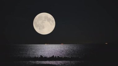Dolunay geceleri boş okyanusun üzerinde fotokopi uzayıyla yükseliyor..