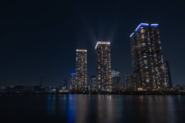 Nehir manzaralı gece şehri manzarası. Rahatla BGM. Şehir arkaplanı.