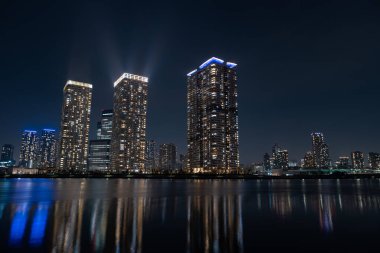 Nehir manzaralı gece şehri manzarası. Rahatla BGM. Şehir arkaplanı.