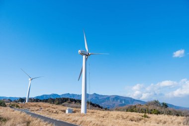 Rüzgâr türbinleri güzel güneşli yaz mevsiminde, sonbahar mevsiminde, dağ sapında. Yeşil ekolojik enerji üretimi. Rüzgar tarlası eko alanı.
