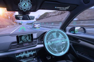 Görünür bağlantısı olan bir yolda otonom arabalar. 5G ağ bağlantısı. Özerk bir arabanın içi. Sürücüsüz araç. 