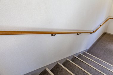 Yeni evin içinde modern doğal dişbudak ağacı ahşap merdivenler..