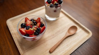 Taze çilekli tatlı, ricotta, çilek reçeli ve bardakta fesleğen..