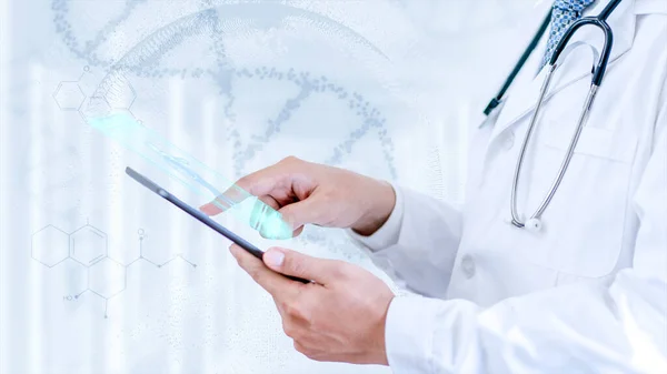 Médecin Touchant Dossier Médical Électronique Sur Tablette Adn Soins Santé — Photo