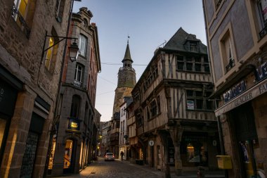 Dinan şehrinin Saat Kulesi 'nin manzarası. Fransa