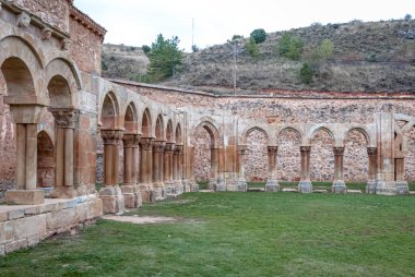 San Juan de Duero, Soria, İspanya 'daki Romanesk manastırının kalıntıları..
