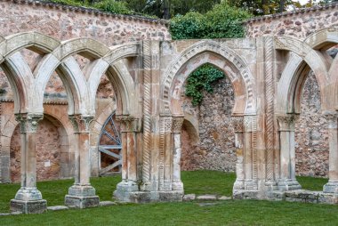 San Juan de Duero, Soria, İspanya 'daki Romanesk manastırının kalıntıları..