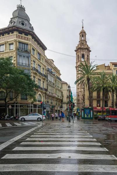 雨の日にバレンシアの街の通り スペイン — ストック写真