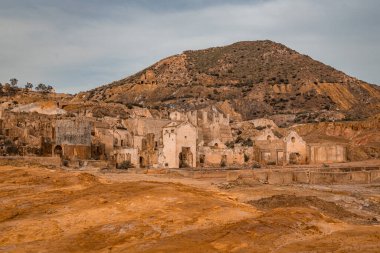 Terk Edilmiş Mezar Madenleri 'nden mineralleştirilmiş sular. Murcia bölgesi. İspanya