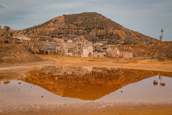 Terk Edilmiş Mezar Madenleri 'nden mineralleştirilmiş sular. Murcia bölgesi. İspanya