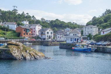Asturian sahilindeki Viavelez Limanı. İspanya