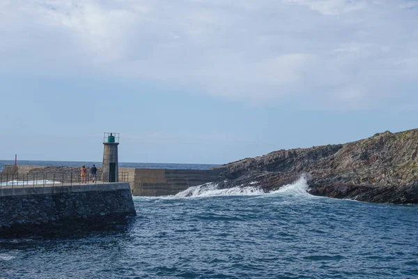 People Lighthouse Port Viavelez Asturian Coast August 2021 Spain — Stock Photo, Image