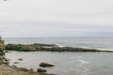 Dalgalar kayalara çarpıyor