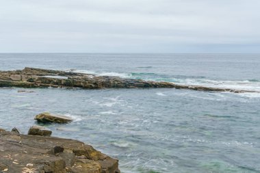 Dalgalar kayalara çarpıyor