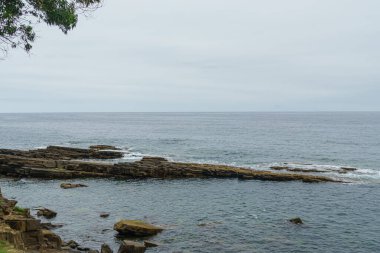 Dalgalar kayalara çarpıyor