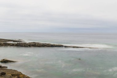 Dalgalar kayalara çarpıyor