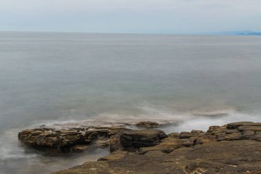 Dalgalar kayalara çarpıyor